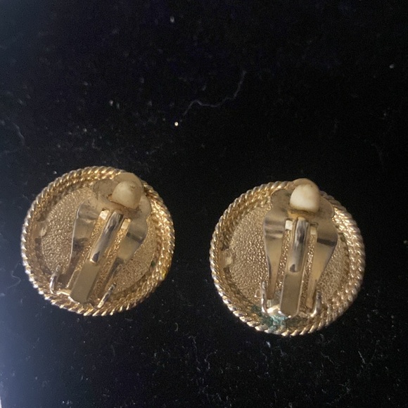 Vintage gold tone clip back earrings - Picture 3 of 4